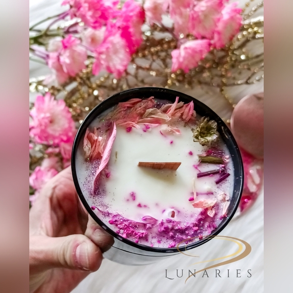 Blossom Musk Scented Soy Wax Candle with Wooden Wick and Botanicals - Picture 3 of 11